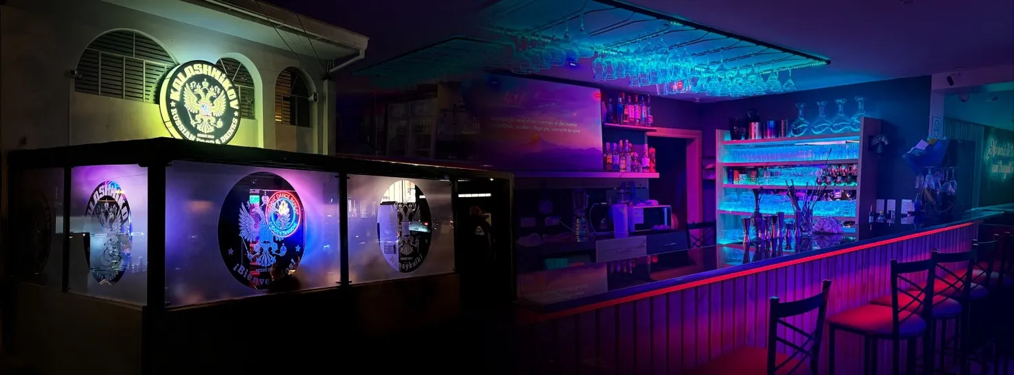 Interior del Bar Ruso Kalashnikov mostrando decoración y mesas